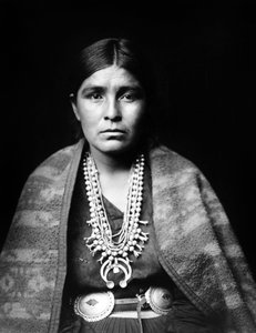 Navajo kadını, gümüş kabak çiçeği kolye, konko kemer, omuzlarına bol dökümlü battaniye, c. 1904, fotoğraf Edward S. Curtis by Edward Sheriff Curtis