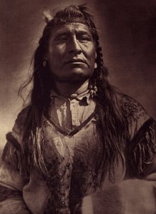 Yeni Sandık, Indian Piegan. Fotoğraf, Edward S. Curtis (1868-1952) tarafından Kuzey Amerika Kızılderilileri hakkında yayınlanan ve Theodore Roosevelt'in önsözüyle birlikte ansiklopedinin 6. cildinden alınmıştır. 1907 ile 1930 yılları arasında 20 cilt y by Edward Sheriff Curtis