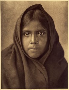 Qahatika kızı. Genç Qahatika kızı. Bu çöl Kızılderilileri, Pimas Koruma Alanı'ndan (Arizona) yaklaşık 60 kilometre uzakta yaşıyor. Edward S. Curtis'in Kuzey Amerika Kızılderilileri hakkındaki ansiklopedisinin (1868-1952) 2. cildinden alınan fotoğra by Edward Sheriff Curtis