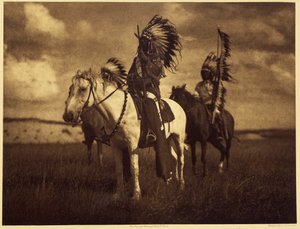 Sioux şefleri. Çok sık olarak, iki veya üç adam bir savaş birliği oluşturdu ve haftalarca veya aylarca oradan ayrıldı. Bazen kafa derileri, atlar veya kadınlarla gelirlerdi. Sonra, büyüklüğü ne olursa olsun, savaş birliği yenilgiyi biliyordu ve endişeli ka
