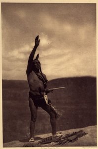Sioux çağrısı. Kutsal alanlar, çoğunlukla, [...] efsanevi bir anlamla yüklenen, yuvarlanan taştan veya diğer kayalardan oluşan büyük kayalardır. Rahipler ve savaş ağaları, doğaüstü güçlerden yardım istemek için oraya gittiler. Büyük taş blok by Edward Sheriff Curtis