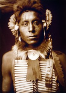 Oturan Kartal, Karga adam, yak. 1905, fotoğraf Edward S. Curtis by Edward Sheriff Curtis