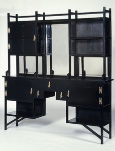 Bir William Watt ebonized yan dolap