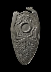 Ana Deposit, Hierakonpolis, Mısır, MÖ 3000 dolaylarından oyulmuş hayvanlarla çevrili, göz boyası taşlamak için bir hazneli tören paleti