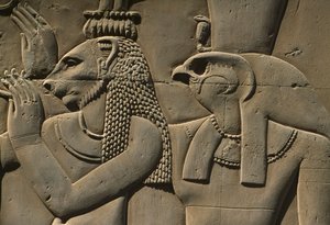 Kabartma detayı, Bastet ve Horus taşı