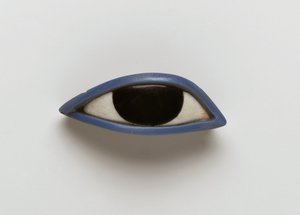 Antropoid bir tabuttan sağ göz (obsidiyen, kristal ve mavi cam) by Egyptian