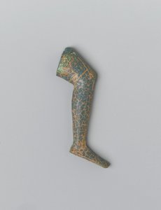 Bir kakma figüründen (cam) küçük mavi yeşil opak cam insan bacağı by Egyptian