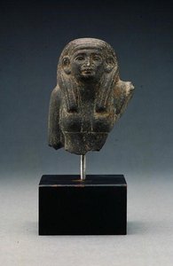 Bir grup heykelinden bir kadının başı ve omuzları, muhtemelen bir cenaze ikilisi, Orta Krallık (bazalt) by Egyptian 12th Dynasty
