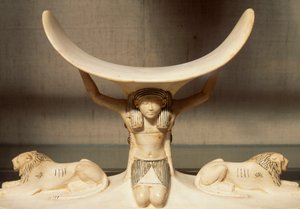 Shu tarafından desteklenen oyma fildişi koltuk başlığı, havanın kişileştirilmesi, Tutankhamun