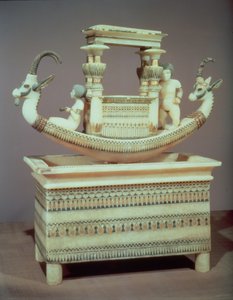 Tutankhamun'un mezarından (MÖ 1370-52) Yeni Krallık (kaymaktaşı) (ayrıca bkz. 1494) Suriye dağ keçisinin iki başı ve Prenses Mutnedjmet olduğu düşünülen iki kadın figürüyle süslenmiş bir tekneye sahip sandık