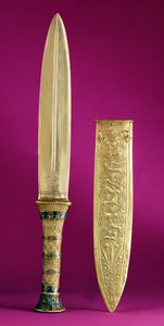 ಕಠಾರಿ ಮತ್ತು ಪೊರೆ, ಟುಟಾಂಖಾಮುನ್ ಸಮಾಧಿಯಿಂದ (c.1370-1352 BC) ಹೊಸ ಸಾಮ್ರಾಜ್ಯ (ಚಿನ್ನವನ್ನು ಲ್ಯಾಪಿಸ್ ಲಾಜುಲಿಯಿಂದ ಕೆತ್ತಲಾಗಿದೆ) ಟರ್ಕ್