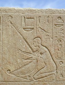 Bir müzisyeni tasvir eden kabartmadan detay, Karnark (fotoğraf) by Egyptian 18th Dynasty
