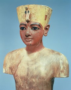 Aşağı Mısır krallarının tacı ile Nefertiti