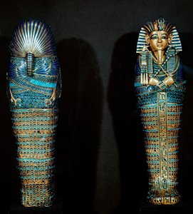 Mısır antikası: Merhumun iç organlarını içeren Cisele altın lahit. Tutankhamun
