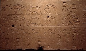 Mısır antik dönemi: dansçıları, akrobatları ve müzisyenleri betimleyen oyulmuş bir fresk detayı. Kraliçe Hatshepsut (Hatshepsut) 18. hanedanlık dönemi. Luksor, Mısır Sanat Müzesi by Egyptian 18th Dynasty