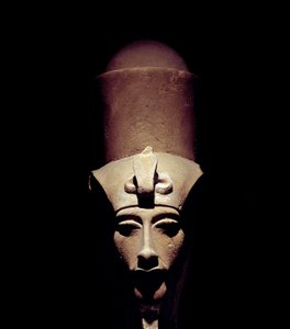Mısır antik: çift taç taşıyan Amenhotep IV (Amenophis IV veya Akhenaton) heykeli. 1301 M.Ö. 18 hanedanı. Heykelin detayı. Thebes