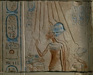 Tall al-Amarnah, Mısır, Yeni Krallık, XVIII Hanedanı'ndan Akhenaten ve Nefertiti'nin güneş kursuna taptığını temsil eden Mısır gravürü by Egyptian 18th Dynasty