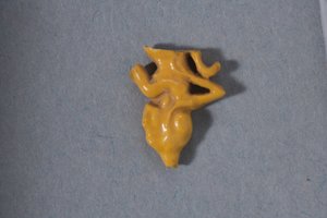 Oturan bir prensesin parçalı ajur boncuğu, Yeni Krallık, Amarna dönemi (fayans)