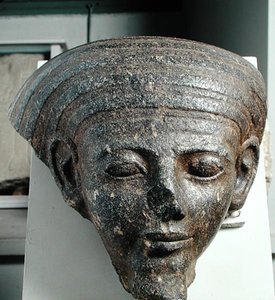 Bir lahitten bir rahibin başı, Yeni Krallık, MÖ 1350 dolayları (granit)