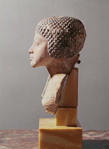 Akhenaten, Yeni Krallık ailesinden bir prensesin başının sol profili (boyalı kireçtaşı) (ayrıca bkz. 107940, 116813, 370211)