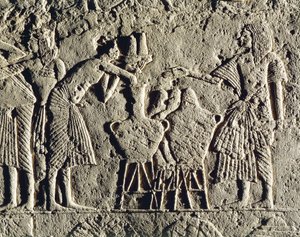 Askeri kampta yaşam: İçecek kontrolünde (şarap ve bira) çalışan işçiler, Saqqara#39;daki Horemheb#39;in mezarından yardım, detay by Egyptian 18th Dynasty