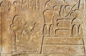 Kraliçe Hatshepsut (c.1503-1482 BC) bir teklif masasının önünde diz çökmüş, Amun Tapınağı, Yeni Krallık