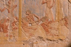Bir teknede kürek çeken erkekleri gösteren kabartma, tanrıça Hathor onuruna dekore edilmiş duvar, detay, Hatshepsut Morg Tapınağı