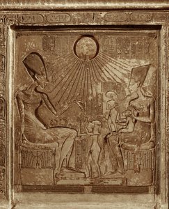 Kraliyet ailesi yaşamı: Firavun Amenofis IVAkhnaton, Kraliçe Nefertiti ve 3 kızı güneşe doğru püskürüyor (kabartma) by Egyptian 18th Dynasty