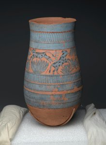 Bakireler, inekler ve bataklık bitkilerinin boyalı tasarımlarına sahip gözyaşı şeklindeki vazo, Yeni Krallık, MÖ 1390-1353 (boyalı pişmiş toprak) by Egyptian 18th Dynasty