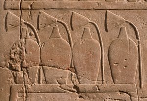Kavanozları ve nilüfer çiçeklerini (kireçtaşı) gösteren bir kabartma detayı by Egyptian 19th Dynasty