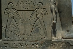 İki adamı tasvir eden bir kabartma detayı (kumtaşı) by Egyptian 19th Dynasty