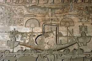 Mısır Antik Çağı: kutsal teknenin alayını temsil eden kabartmaların görünümü, Firavun Ramses II