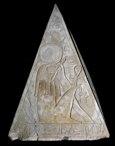 Mısır antikası: Batan güneşin Re-Atum (Re Atum veya Ra-Atum veya Ra Atum veya Re Toum) tanrısını temsil eden Ramose decoree şapelinin piramit ucu. 19. hanedan ((1295-1190 BC) Deir el Medineh Dim. h. 70 cm Torino Mısır müzesi) by Egyptian 19th Dynasty