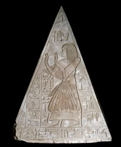 Mısır antik: yükselen güneşin kutsal Ra-Harakte (Re Harakte) ilahi temsilini temsil eden Ramose dekoree şapelinin piramit ucu by Egyptian 19th Dynasty