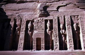 Kraliçe Nefertari Tapınağı'nın cephesi, Yeni Krallık, MÖ 1250 dolayları (fotoğraf) (ayrıntılar için bkz. 118458) by Egyptian 19th Dynasty