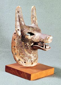 Kehanet maskesi olarak kullanılan menteşeli çeneli Anubis Başı, New Kingdom (boyalı ahşap) (ayrıca bkz. 55441)