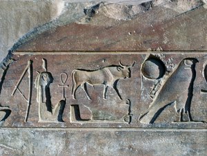 Ramesses II adının yazılı olduğu hiyeroglifler, dikilitaş kaidesi, Amun Tapınağı (Unesco Dünya Mirası Alanı) by Egyptian 19th Dynasty