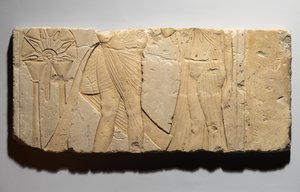 Tell el-Amarna, New Kingdom, c.1353-1336 M.Ö. (kireçtaşı) bir adak sahnesini betimleyen kabartma