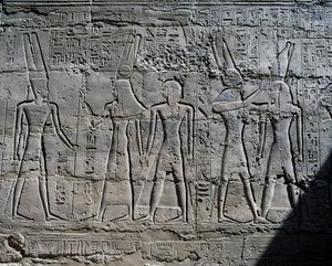 Tanrılara adak sahneleri, kabartma, Büyük Hipostil Salonu#39;nun iç duvarları, Karnak tapınak kompleksi (Unesco Dünya Mirası Listesi) by Egyptian 19th Dynasty