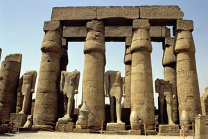 II. Ramses heykelleri (MÖ 1298-32) ve Peristil Mahkemesi