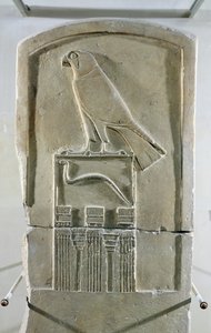 Yılan kral dikilitaşı, yaklaşık MÖ 3000 (kireçtaşı) (ayrıca bkz. 105659)