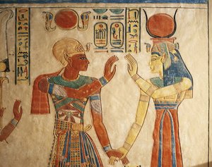 Mısır, Luksor, Antik Teb, Kraliçeler Vadisi, Amonherkhopeshaf'ın Mezarı, İsis'in önünde Firavun Ramses III'ü tasvir eden boyalı kabartma