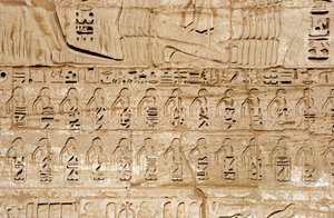 Mısır antikası: Firavun III. Ramses tarafından fethedilen şehirlerin amblemlerini temsil eden ilk sütunun kabartmalarının detayı. Ramses III