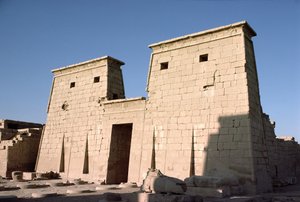 Güney cephesi ve Khonsu Tapınağı