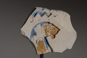 Aslan başlı hiyeroglifli parça, Geç Dönem (boyalı kireçtaşı)