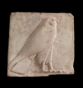 Bir şahini tasvir eden plak, muhtemelen tanrı Horus, 26. Hanedan veya Saite dönemi, MÖ 664-525 veya daha sonraki kireçtaşı