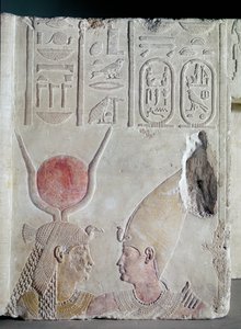 Nectanebo II (MÖ 360-343), tanrıça İsis tarafından kucaklanmış, bir kapı parçası, Geç Dönem, MÖ 358-341 dolayları (boyalı kireçtaşı) (ayrıca bkz. 172244)