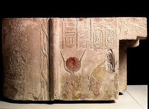 Nectanebo II (MÖ 360-343) tanrıça İsis tarafından kucaklanır, bir kapı parçası, Geç Dönem, MÖ 358-341 dolayları (boyalı kireçtaşı) (ayrıca bkz. 172243).