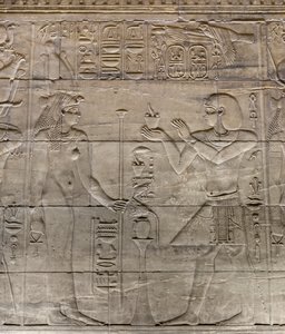 İç kutsal alandaki kabartmalar, Philae tapınağı, Aswan, Mısır