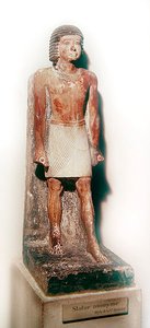 Beyaz bir shenti ile ayakta duran bir adam heykeli (boyalı kireçtaşı)